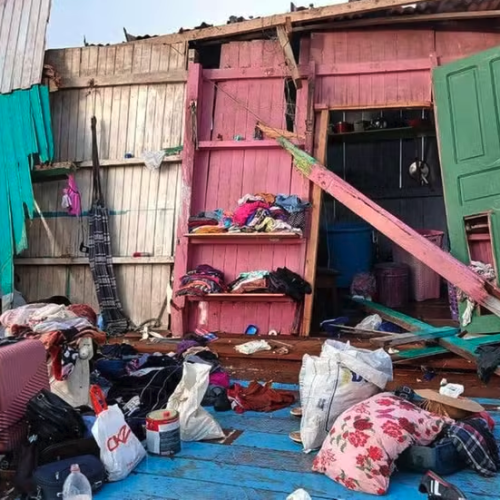 Buscas continuam por desaparecidos após colisão entre balsa e casas flutuantes no Amazonas