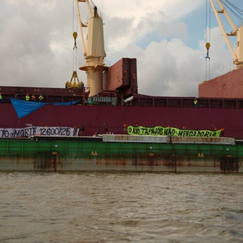 Indígenas protestam ocupando balsa da Cargill em rio do Tapajós