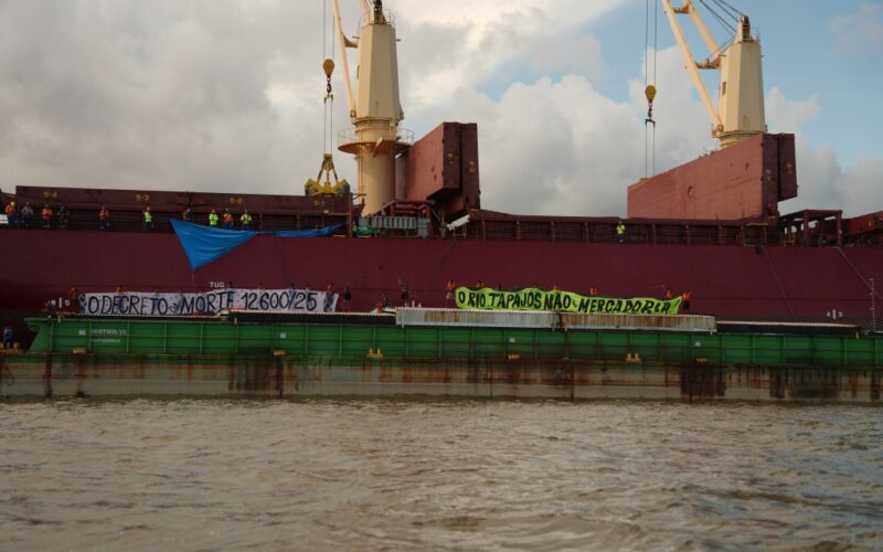 Indígenas protestam ocupando balsa da Cargill em rio do Tapajós