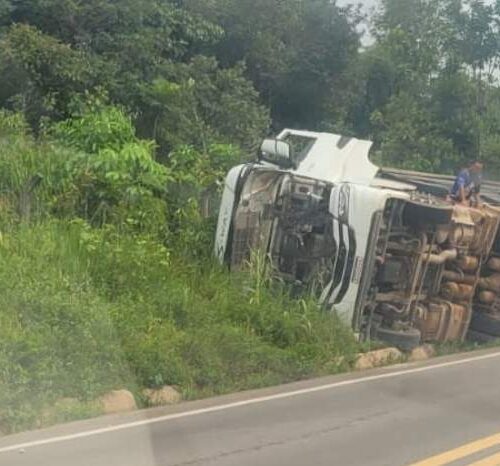 Veículo de carga capota e invade terreno florestal após acidente na rodovia BR-174
