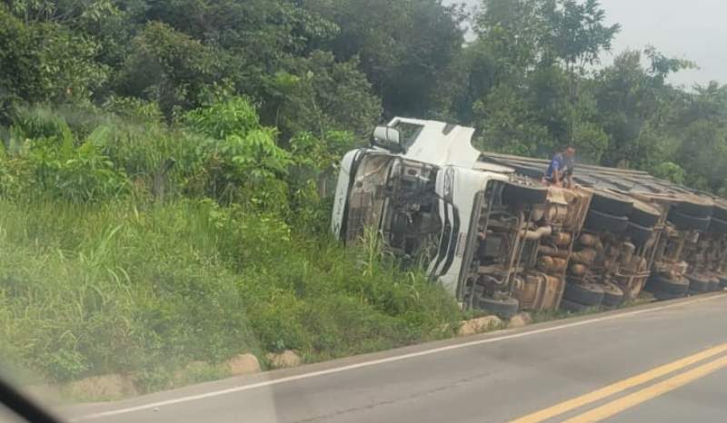 Veículo de carga capota e invade terreno florestal após acidente na rodovia BR-174
