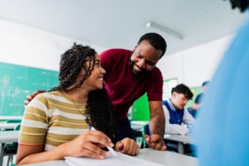 Pé-de-Meia ajuda a reduzir evasão escolar em 43% no ensino médio brasileiro