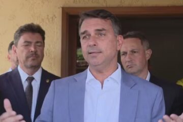 Flávio Bolsonaro propõe reforma constitucional para fortalecer a redemocratização através da maioria no Congresso
