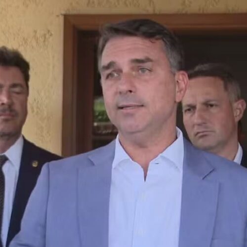 Flávio Bolsonaro propõe reforma constitucional para fortalecer a redemocratização através da maioria no Congresso