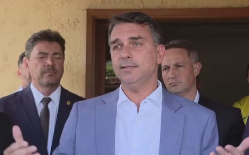 Flávio Bolsonaro propõe reforma constitucional para fortalecer a redemocratização através da maioria no Congresso