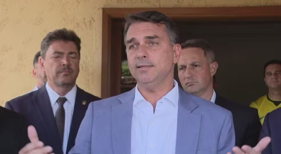 Flávio Bolsonaro propõe reforma constitucional para fortalecer a redemocratização através da maioria no Congresso